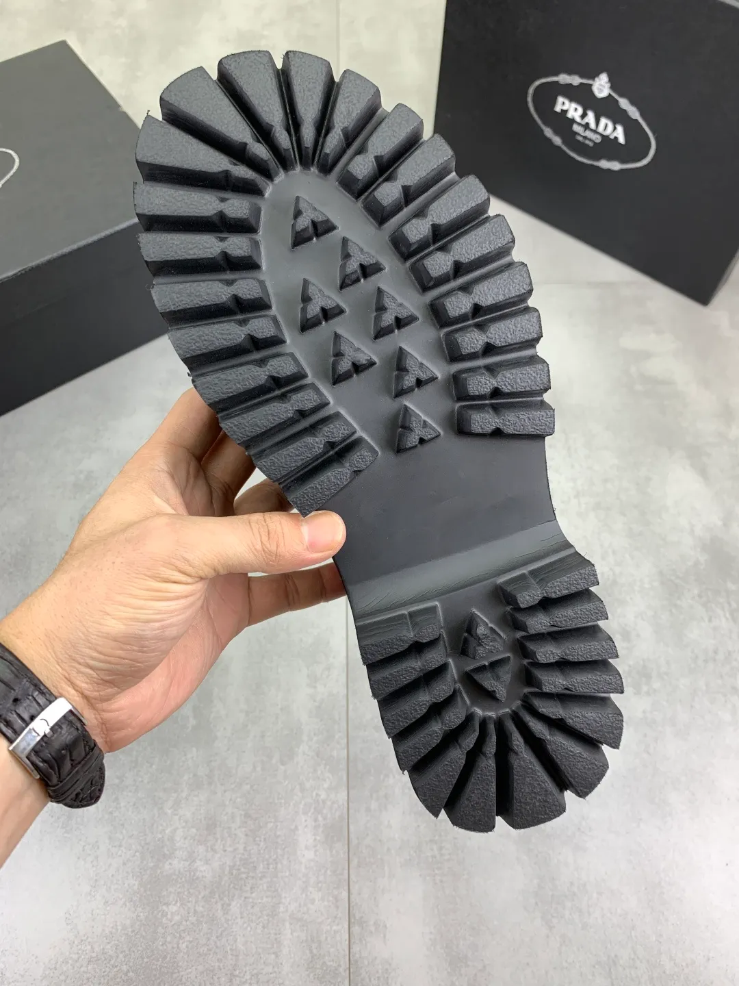 Men's shoes 💰P560 💰[New style]🔥🆕Hot model [PRADA]Prada🔝High-top Chelsea Martin boots are a high-end brand of men's shoes. The uppers are made of top-layer calfskin imported from Italy➕top-layer pigskin lining for the feet🔥, making walking more convenient and comfortable! Exclusive new style, stunning work [color]! Create a fashionable personality to set off your uniqueness! Create a fashionable personality to set off your uniqueness! A must-have for trendy men! Classic🔥super wear-resistant rubber outsole, size: 38-44 (45 can be customized) black or brown🉑️choose